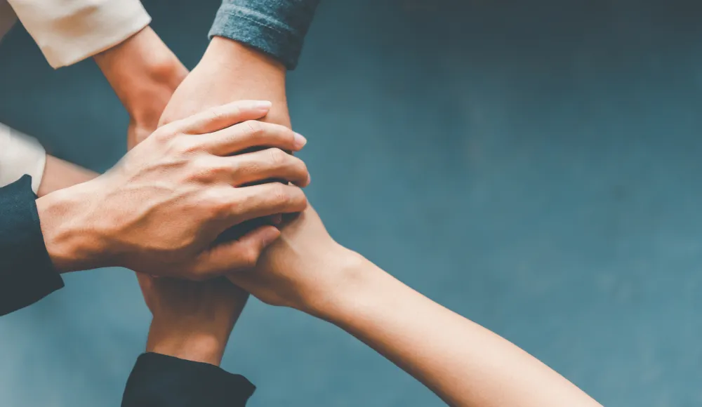 土にシャベルを入れ、芽吹いた植物を育てている様子